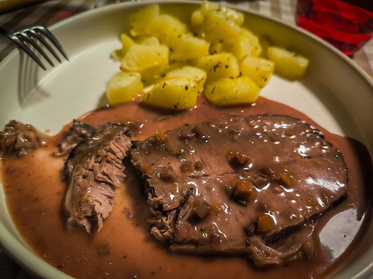 Secondo di carne brasata con sugo e patate al forno