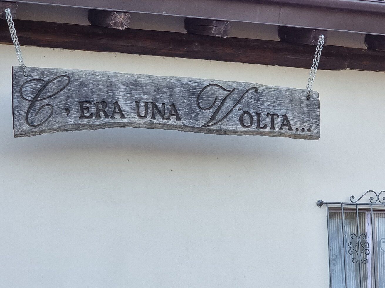 L'insegna in legno «C'era una Volta…» appesa alla facciata