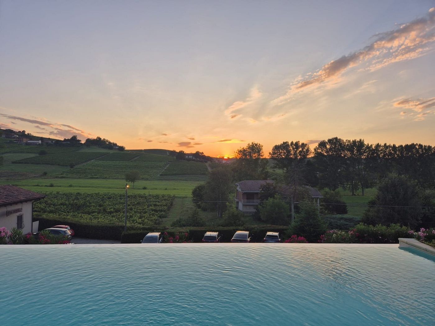 La piscina al tramonto, affacciata su vigne e colline