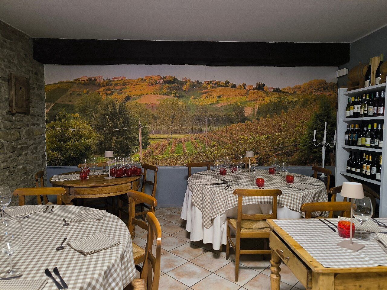 La sala con il murale delle colline